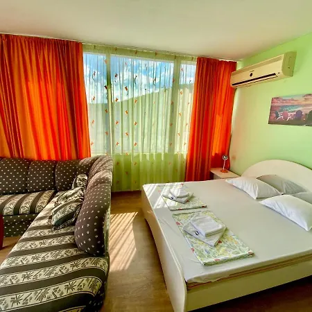 Jackie בית הארחה 4*