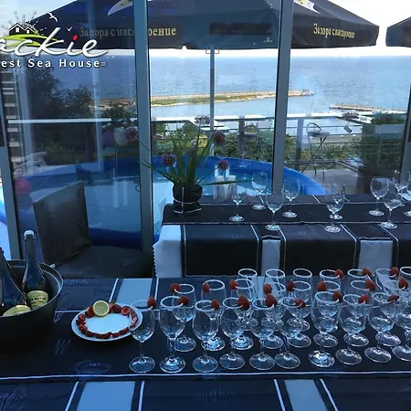 Jackie בית הארחה גולדן סנדס