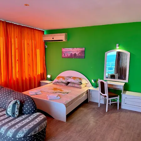 Jackie בית הארחה 4*