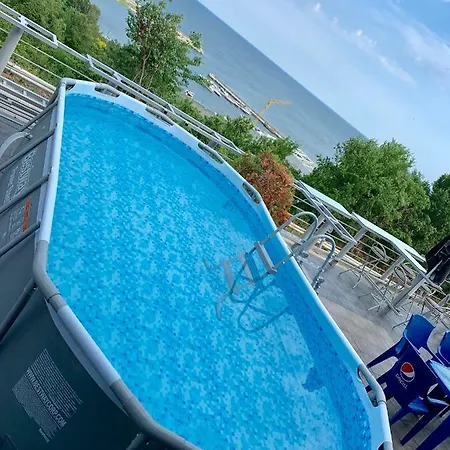 בית הארחה Jackie 4*