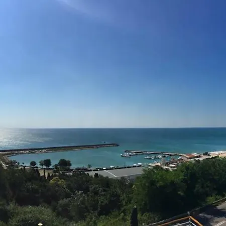 Jackie בית הארחה גולדן סנדס